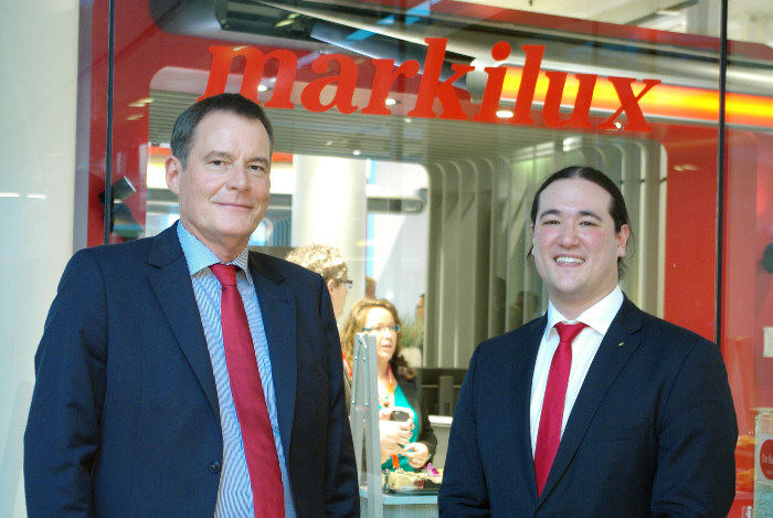 Dan Schmitz, Geschäftsführer der Schmitz Werke, und markilux-Vertriebsleiter Klaus Wuchner empfangen die Gäste vor dem Schauraum in Berlin - © Henry Rasch, GLASWELT
Dan Schmitz, Geschäftsführer der Schmitz Werke, und markilux-Vertriebsleiter Klaus Wuchner empfangen die Gäste vor dem Schauraum in Berlin - Henry Rasch, GLASWELT