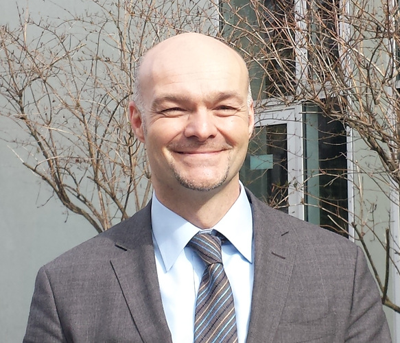 Prof. Schuler, der Organisator der ­Veranstaltung - Hanno Sastre, GLASWELT