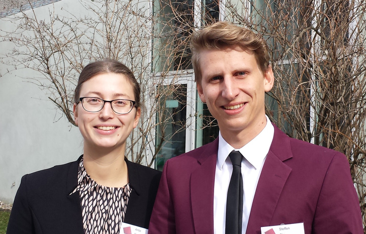 Antje Blank und Steffen Dix ­erläuterten Details zum Projekt Lakki, dem neuen geklebten Muster­bau auf dem Campus der Hochschule. - Hanno Sastre, GLASWELT