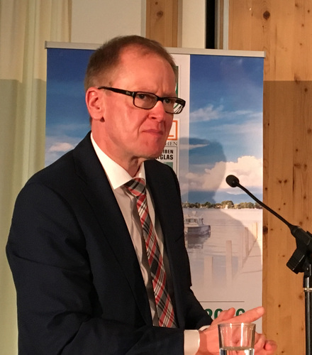 Durch die Veranstaltung führte BF-GF Jochen Grönegräs - Matthias Rehberger, GLASWELT - © Matthias Rehberger, GLASWELT
Durch die Veranstaltung führte BF-GF Jochen Grönegräs - Matthias Rehberger, GLASWELT - © Matthias Rehberger, GLASWELT