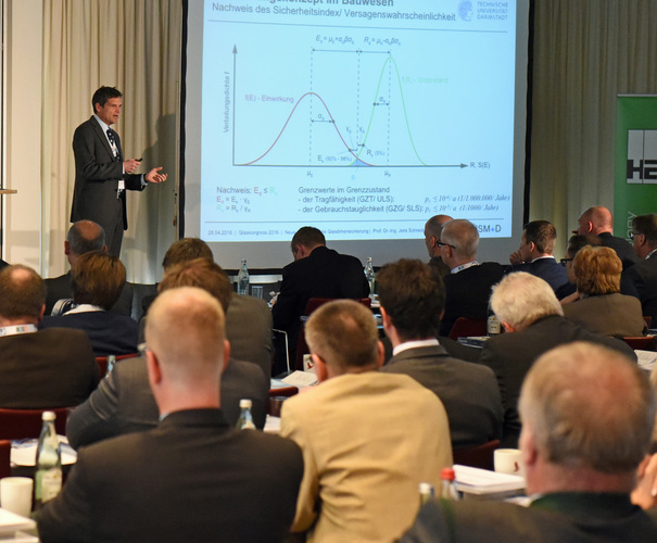 Prof. Jens Schneider, TU Darmstadt, zeigte neue Ansätze bei der Glasdimensionerung nach DIN 18008 auf. - Matthias Rehberger, GLASWELT - © Matthias Rehberger, GLASWELT
Prof. Jens Schneider, TU Darmstadt, zeigte neue Ansätze bei der Glasdimensionerung nach DIN 18008 auf. - Matthias Rehberger, GLASWELT - © Matthias Rehberger, GLASWELT