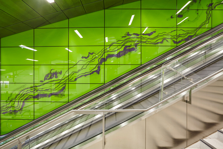 Hier läuft der Linienstrom an den Wänden der Rolltreppenbereiche und weiter ... - Glas Trösch - © Glas Trösch
