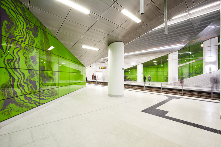 ... bis auf die Bahnsteige hin zu den Gleisen ... - Glas Trösch