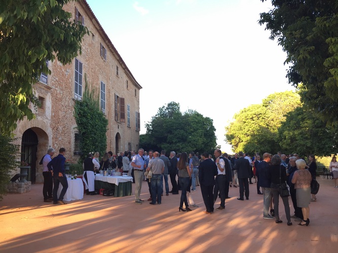 Abends trafen sich die Tagungsteilnehmer auf einem stilvollen Landgut. - Daniel Mund / GLASWELT
