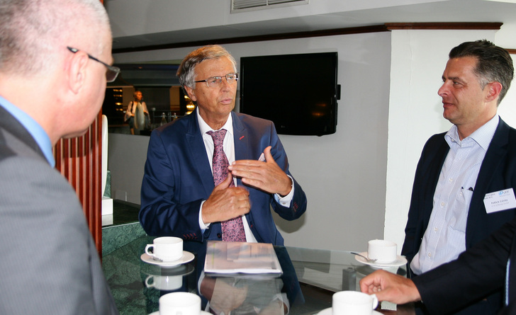 MdB Wolfgang Bosbach im Gespräch mit den Tagungsteilnehmern (im Bild rechts: Patrick Czivisz von A+W Software GmbH) - Daniel Mund / GLASWELT