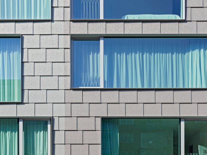 Die Fassadengläser sind von den grau lackierten Glasschindeln umrandet - © Saint-Gobain Glass Deutschland GmbH/ Fotograf: Olaf Rohl
Die Fassadengläser sind von den grau lackierten Glasschindeln umrandet - Saint-Gobain Glass Deutschland GmbH/ Fotograf: Olaf Rohl