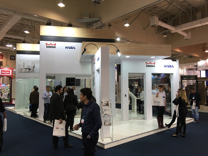 Auch der Beschlaghersteller dorma+kabe zeigt seine jüngsten Produkte. - © Olaf Vögele, www.glaswelt.de
Auch der Beschlaghersteller dorma+kabe zeigt seine jüngsten Produkte. - Olaf Vögele, www.glaswelt.de