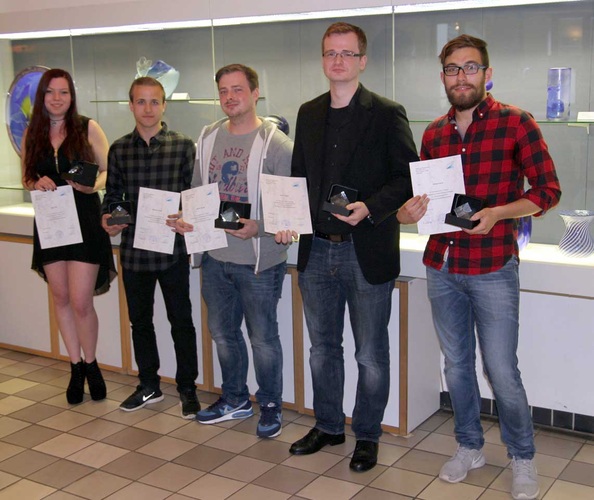 Das sind die Sieger (v.l.): Jahrgangsbeste Glasveredlerin Regine Jahn (Notendurchschnitt 1,1). Sebastian Schmidt und Martin Nawrath (beide Verfahrensmechaniker Glastechnik Ø 1,3); Markus Schulz (Flachglasmechaniker Ø 1,7) und Michael Janzen (Industriekeramiker Ø 1,8) - Berufskolleg Rheinbach - © Berufskolleg Rheinbach
