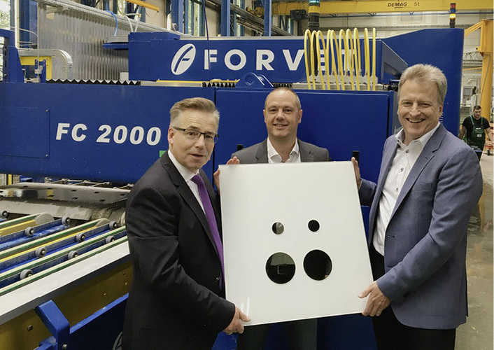 Der GLASWELT zeigen in München (v.l.) Ralf Okonnek, Bernd Lemmermeier (beide Glastechnik H.Kramp) und Axel Rössler, GF von Spiegel Thomas, was mit dem Forvet CNC-Schleif- und Bearbeitungszentrum Chiara umsetzbar ist. - Matthias Rehberger, GLASWELT