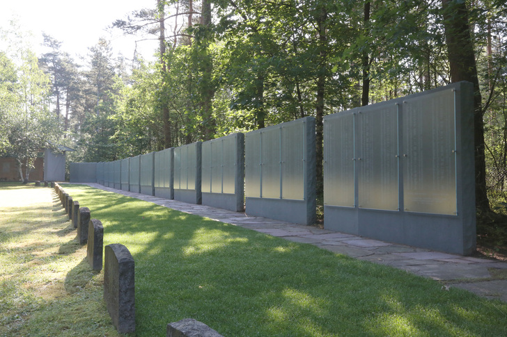 15503 Namen konnten bis heute identifiziert werden: Ihrer wird auf den gläsernen Stelen namentlich gedacht. - © tgk
15503 Namen konnten bis heute identifiziert werden: Ihrer wird auf den gläsernen Stelen namentlich gedacht. - tgk