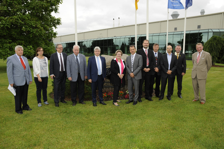 Das Guardian-Team feierte gemeinsam mit Gästen und Politikern das 20-jährige Werks-Jubiläum. - Guardian Glass