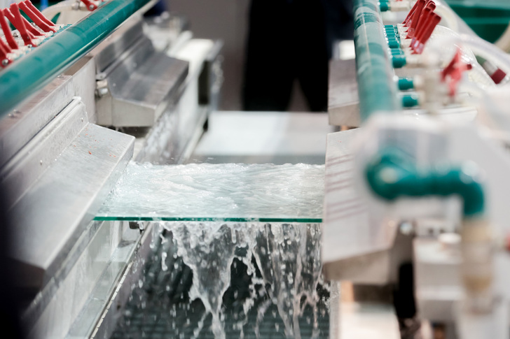 Glasverarbeiter, die sich nach neuen Bearbeitungsmaschinen umschauen wollen, werden auf der glasstec voll auf ihre Kosten kommen.voll - Messe Düsseldorf - © Messe Düsseldorf
