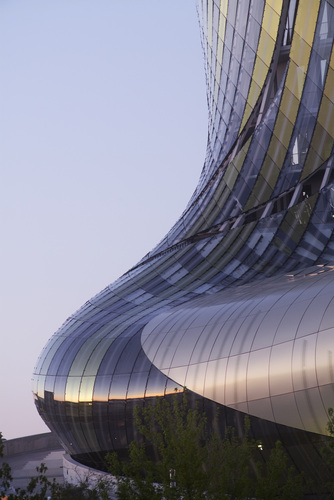 In der Fassade sind monolithische Gläser sowie 2-fach- und 3-fach-Isoliergläser verbaut. Die gebogenen Glas- und Metallelemente gehen fließend ineinander über. - XTU/JULIEN LANOO - © XTU/JULIEN LANOO
