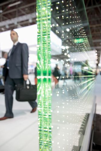 Heute werden, insbesondere bei Interieurgläsern immer höhere Anforderungen an die Qualität der sichtbaren gestellt. Glaskanten - Messe Düsseldorf - © Messe Düsseldorf
Heute werden, insbesondere bei Interieurgläsern immer höhere Anforderungen an die Qualität der sichtbaren gestellt. Glaskanten - Messe Düsseldorf - © Messe Düsseldorf
