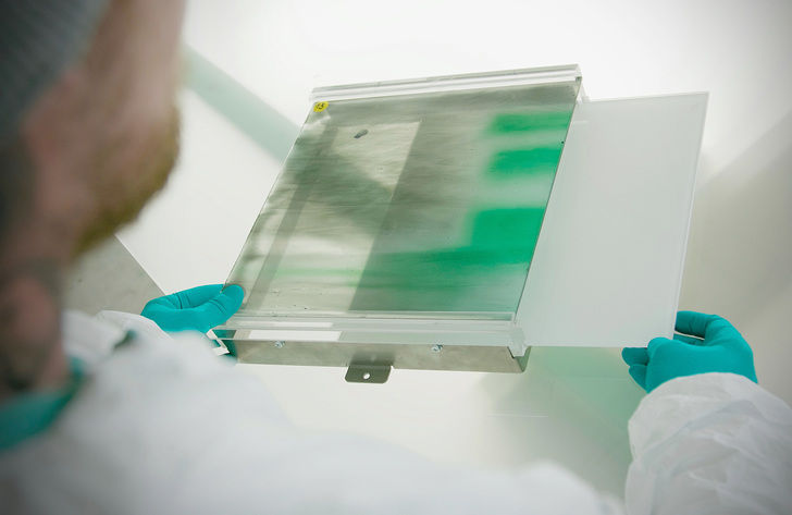 Eine weiße Floatscheibe für die Urnenwände sorgt hinter der farbigen für einen stärkeren Kontrast. - Derix Glasstudios