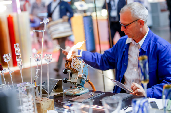 Spiel mit dem Feuer: Hier können Besucher die Glasverarbeiter bei der Arbeit beobachten. - Messe Düsseldorf - © Messe Düsseldorf
Spiel mit dem Feuer: Hier können Besucher die Glasverarbeiter bei der Arbeit beobachten. - Messe Düsseldorf - © Messe Düsseldorf
