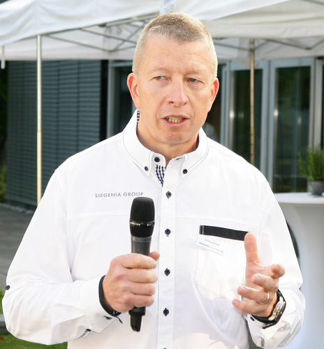 Freute sich auf den Austausch mit den Verarbeitern und Anwendern: Siegenia-Inhaber Wieland Frank - Daniel Mund / GLASWELT - © Daniel Mund / GLASWELT
Freute sich auf den Austausch mit den Verarbeitern und Anwendern: Siegenia-Inhaber Wieland Frank - Daniel Mund / GLASWELT - © Daniel Mund / GLASWELT