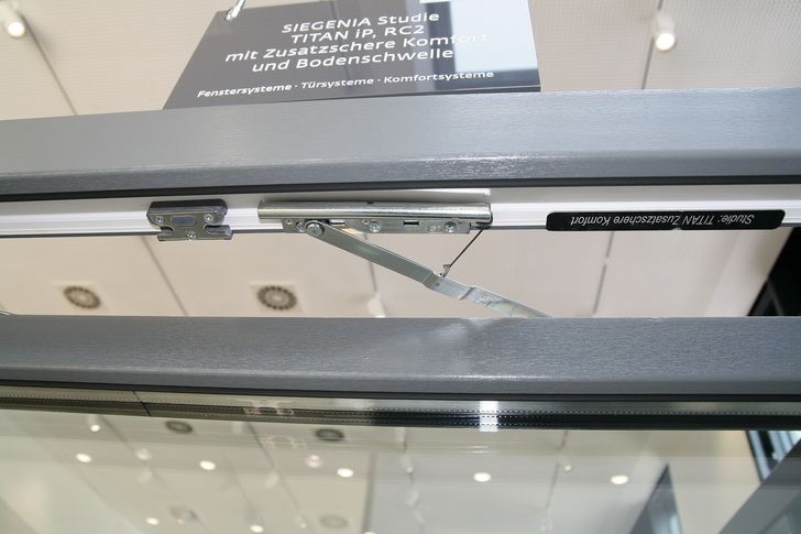 Neue Studie: Eine Titan Schere mit Zusatzfunktion "Komfort" - Daniel Mund / GLASWELT