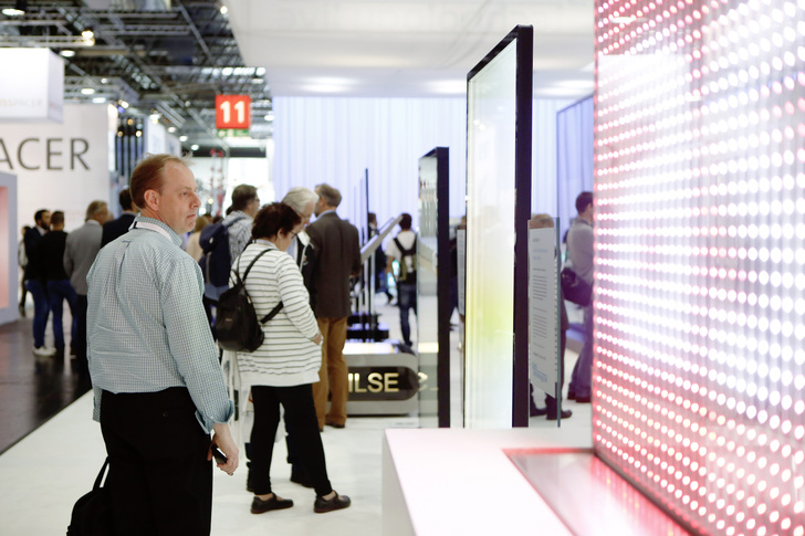 Elektronik im Glas: Zu den Highlights der Messe gehörte eine große Zahl an aktiven Gläsern. Zu sehen waren Systeme, die als Raumbeleuchtung fungieren und sich in ihrer Lichtqualität immer näher an Tageslicht annähern. - Messe Düsseldorf, Constanze Tillmann - © Messe Düsseldorf, Constanze Tillmann
