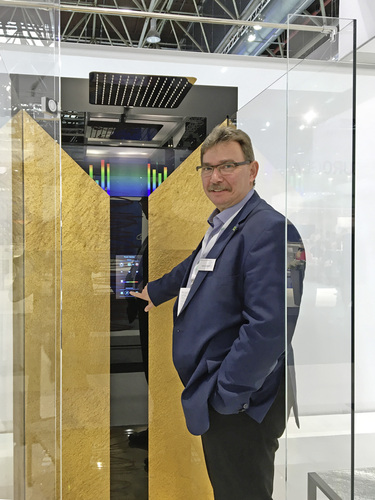 Interessant war auch die programmier­bare Dusche von Derix, bei der das Glas seine Farbe ändern kann und zwei Scheiben als Lautsprecher fungieren. - Matthias Rehberger/GLASWELT