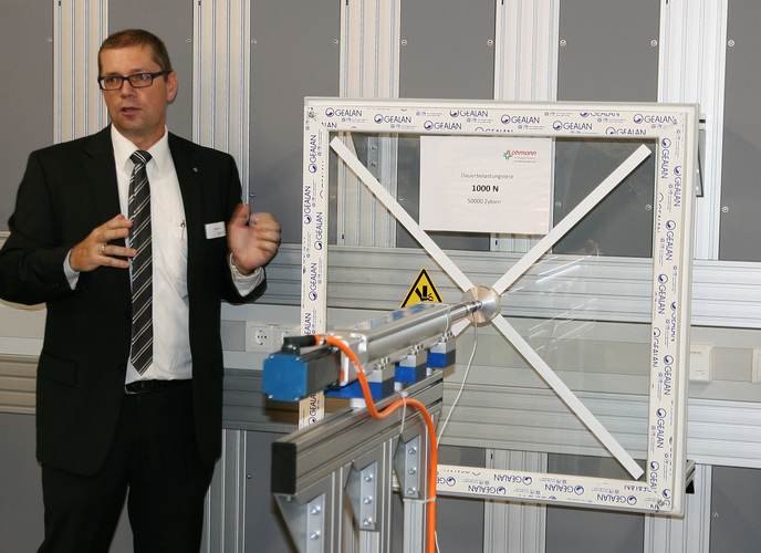 Peter Harendt, Leiter Anwendungstechnik zeigt, dass gemeinsam mit dem Kunden hier an Lösungen weiter geforscht wird (im Bild die Gealan-Klebelösungen STV im Dauerbelastungstest) - Daniel Mund / GLASWELT