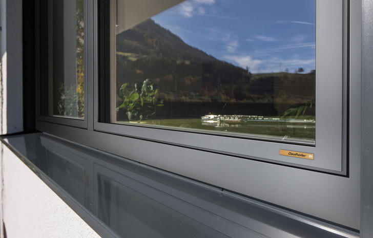 Mit der Produktlinie Inline präsentiert Gaulhofer ein innen wie außen flächenbündiges Holz-Alu-Fenster mit ausgereifter Bauphysik und erstklassigen Dämmeigenschaften. - Gaulhofer