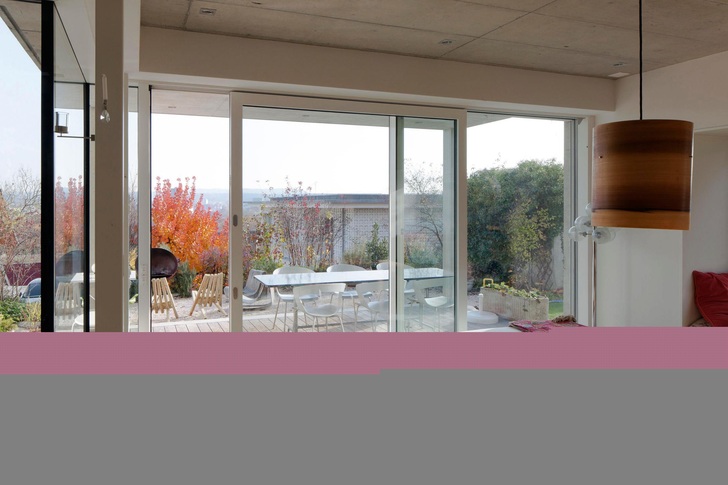 Ein vollautomatischer Antrieb stattet die großflächige Schiebetür ST FV Drive von Schweizer mit allen Vorzügen aus, die man sich im gehobenen Ausbaustandard, in Krankenhäusern oder beim Wohnen im Alter wünscht. - Ernst Schweizer AG / Meko