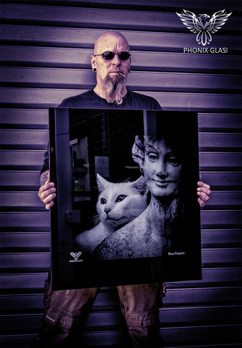 GF Michael Werner mit einer gelaserten Scheibe. - GLASWELT Archiv