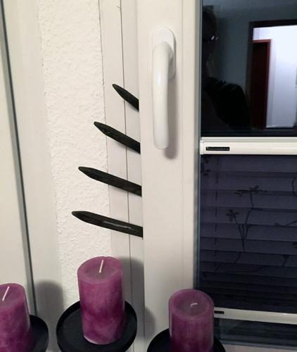 Familie Kowalski aus Berlin staunte nicht schlecht, als sie das ungewöhnliche Einbruchs-Werkzeug entdeckte. Nach dem Ereignis rüsteten die Hausherren auf German Windows-Fenster der Sicherheitsstufe “S3“ auf. - GW GERMAN WINDOWS, Südlohn-Oeding