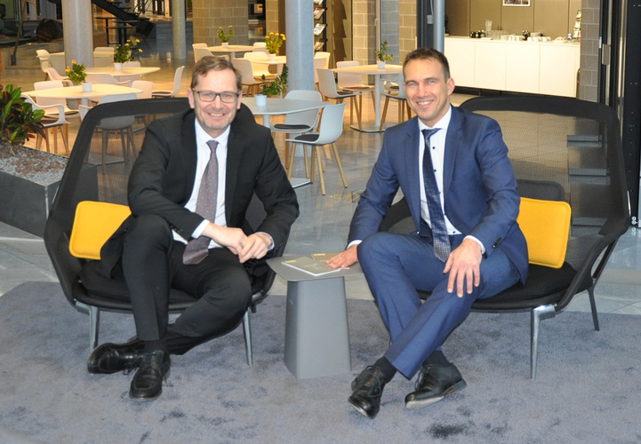 Weru-Vertriebsleitung: Die süddeutschen Gebiete verantwortet Bernd Schlümer (l.). Zuständig für die norddeutschen Gebiete ist Michael Meier, neu im Team der Weru Group. - Weru - © Weru
Weru-Vertriebsleitung: Die süddeutschen Gebiete verantwortet Bernd Schlümer (l.). Zuständig für die norddeutschen Gebiete ist Michael Meier, neu im Team der Weru Group. - Weru - © Weru