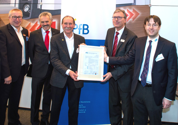 Feierliche Übergabe des Prüfzeugnisses “Schlagregendichtheit 7A“ zur Eröffnung der BAU 2017 in München. V.l.n.r.: VARIOTEC-Geschäftsführer Erich Bauer-Ebenhöch, Hermann Gempel (Bereichsleiter Gutmann Baube-schlag), Rüdiger Müller (Institutsleiter PfB), Andreas Dintheer (Mitinhaber /CEO Fa. Planet), Christoph Geiger (Prüfingenieur PfB) - Variotec