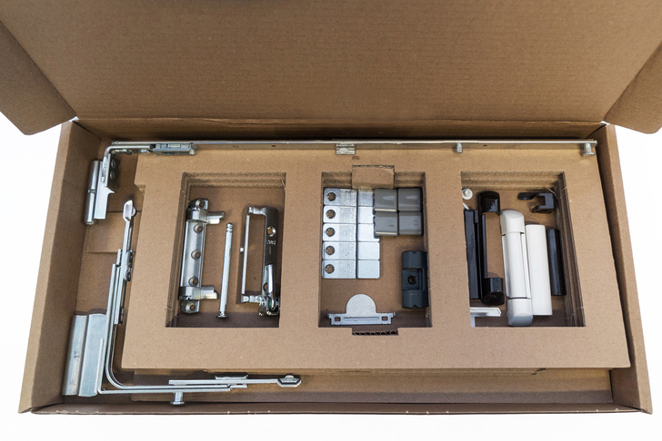 Insgesamt enthält das modulare Beschlagsprogramm zum Nachrüsten 29 Garnituren. Sie werden konfektioniert in übersichtlichen Kartonverpackungen geliefert. - Winkhaus