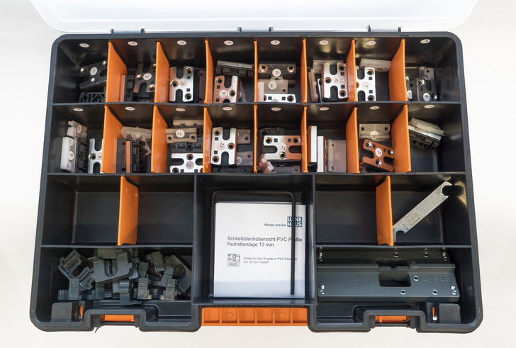 Um beim Kunden vor Ort zu ermitteln, welche Austauschteile benötigt werden, bietet Winkhaus einen Musterkoffer an. - Winkhaus