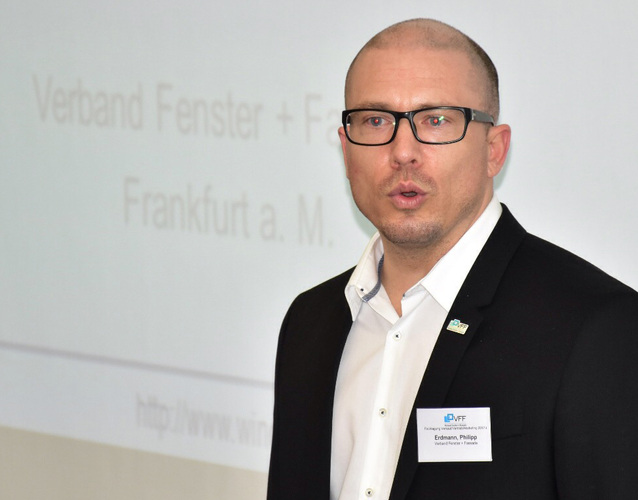 Philipp Erdmann vom VFF führte souverän durch die Tagung - Daniel Mund / GLASWELT - © Daniel Mund / GLASWELT
