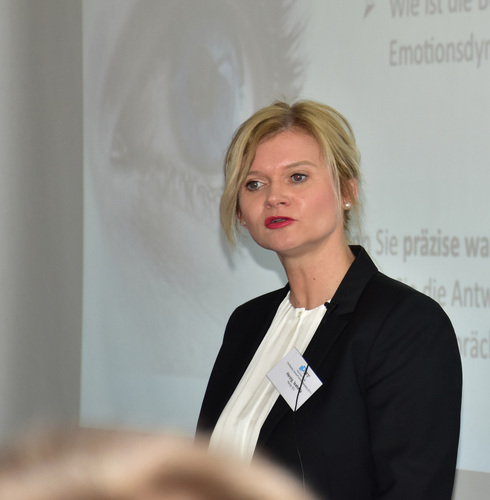 Am Nachmittag lieferte Isabella Herzig interessante Einblicke in die Welt der Körpersprache und Mimik. - Daniel Mund / GLASWELT - © Daniel Mund / GLASWELT
Am Nachmittag lieferte Isabella Herzig interessante Einblicke in die Welt der Körpersprache und Mimik. - Daniel Mund / GLASWELT - © Daniel Mund / GLASWELT