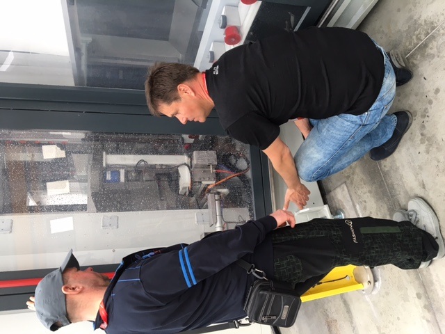 Die Besucher begutachteten die neuen Anlagen im Detail. - Matthias Rehberger / GLASWELT