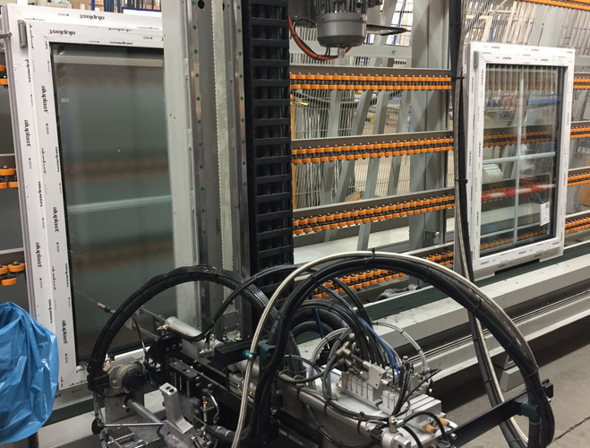 Die vollständig in den Produktionsprozess integrierte Klebestation bei Haidl Fenster und Türen - Daniel Mund / GLASWELT