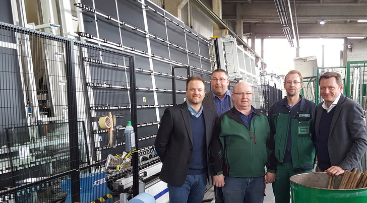 Vor der neuen ISO-Linie (v.l.): Alex Makuc (Forel), Udo Hornung (Pro-Glas KG), Michael Hecht (BL Hoffmann), Thorsten Schäfer (PL Hoffmann), Thorsten Hoffmann (Geschäftsführender Gesellschafter). - Pro-Glas