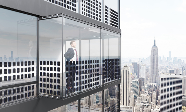 Die PV-Einheiten im Brüstungsbereich dienen neben der Energiegewinnung auch dem Sichtschutz. - asola