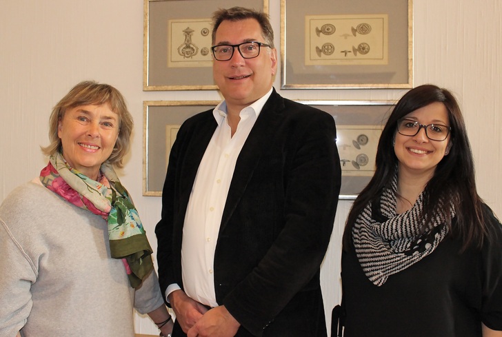 Der Geschäftsführer der Gütegemeinschaft Schlösser und Beschläge Stephan Schmidt zusammen mit den Assistentinnen der Gütegemeinschaft Mandy del Valle Vicente (r.) und Helga Keimer (l.). - Gütegemeinschaft Schlösser und Beschläge