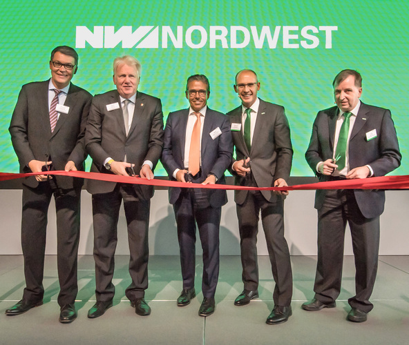 Thomas Westphal (Geschäftsführer Wirtschaftsförderung Dortmund, v. l.), Ullrich Sierau (Oberbürgermeister der Stadt Dortmund), Martin Bertinchamp (Vorsitzender des Nordwest-Aufsichtsrates), Bernhard Dressler (Nordwest-Vorstandsvorsitzender) und Jörg Simon (Nordwest-Vorstand Finanzen und Administration) schnitten gemeinsam das symbolische, rote Band durch. - Nordwest