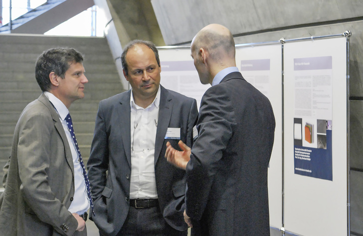 Die Pausen zwischen den Vorträgen nutzten die Besucher zur Diskussion und zum Networking. Links im Bild Referent Prof. Jens Schneider von der TU Darmstadt. - Dr. Thomas Schmidt