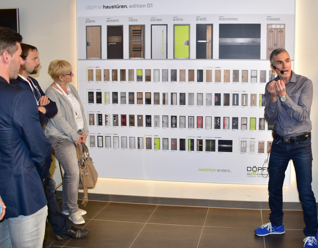 Frank Döpfner demonstriert die ganze Vielfalt, die dem Partner mit der neuen Türkollektion zur Verfügung steht. - Daniel Mund / GLASWELT