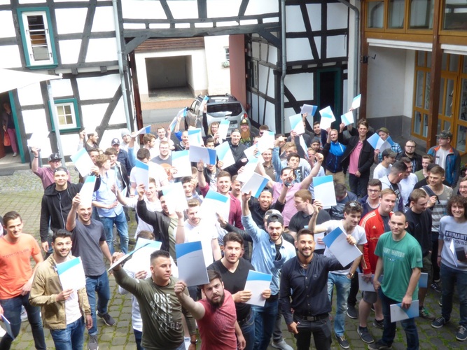 Insgesamt 78 Glas-Absolventen wurden dieses Jahr von der Landesberufsschule in Rheinbach feierlich verabschiedet. - Landesberufsschule in Rheinbac