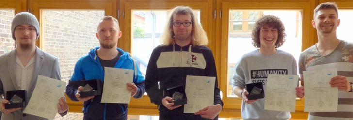 v.l. Die besten Absolventen waren in diesem Jahr die beiden Glastechniker Leonard Jung (Weck Glaswerke, Bonn) und Ben Schwarzenbach (Glas Trösch, Ulm). Weitere Jahrgangsbeste waren Daryl Sindermann (Flachglasmechaniker, Ø 1,5); Daniel Michel (Industriekeramiker Ø 1,7 und Alexander Meister (Glaser Ø 1,8). - Landesberufsschule in Rheinbac