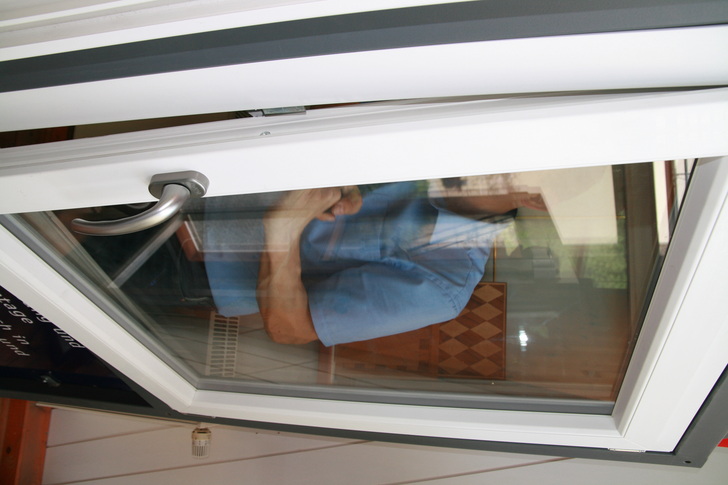 In seiner Tischlerei demonstriert er Kunden, wie leicht sich ein ungesichertes Fenster aufhebeln lässt. - Camillo Kluge/GLASWELT - © Camillo Kluge/GLASWELT
