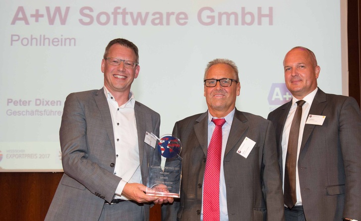 Freude über den Exportpreis 2017 (v.i.): Peter Dixen, CEO A+W Software GmbH; Dr. Michael Küttner, A+W Company Communications; Laudator Olaf Hoffmann, CEO Dorsch Holding GmbH. - IHK Frankfurt / Stefan Krutsch - © IHK Frankfurt / Stefan Krutsch
