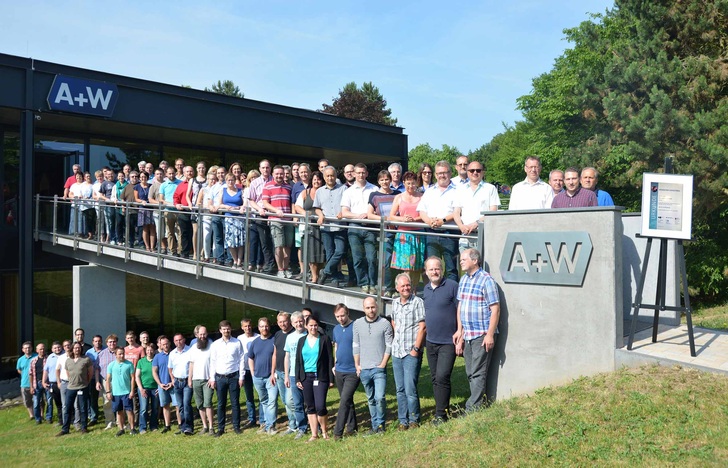 Die A+W Mitarbeiter freuen sich über den Erfolg beim hessischen Exportpreis 2017 - A+W GmbH