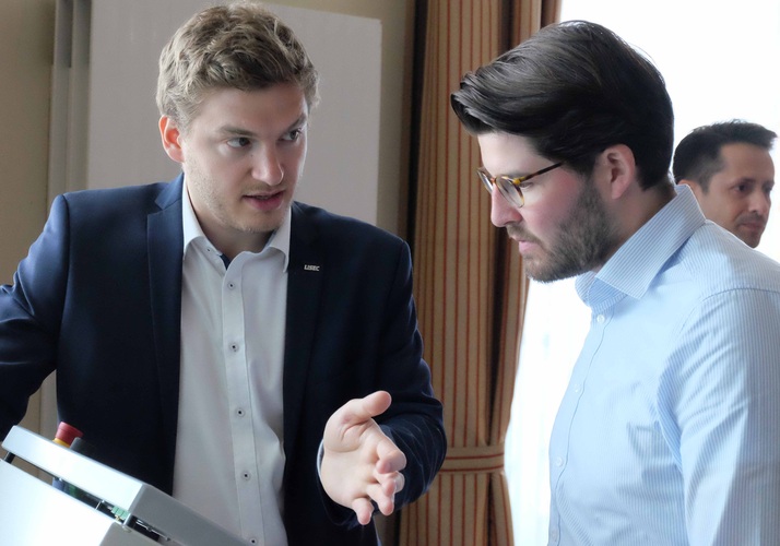 Wolfgang Radler (links) erläutert die Details der Cockpit-Lösung. - Matthias Fischer, GLASWELT