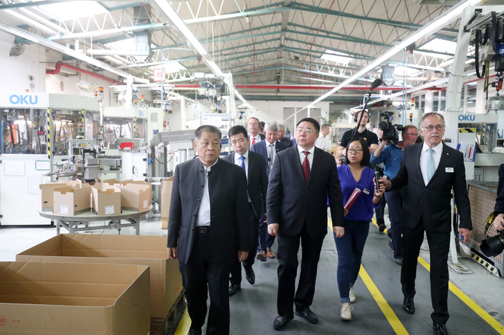 Die Besichtigung des Produktionswerkes in Leinfelden-Echterdingen diente nicht zuletzt dazu, die chinesischen Gäste von der Qualität fortschrittlicher Beschlagtechnologie zu überzeugen. - Roto
